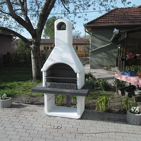 Attila Vendeghaz Guest house *